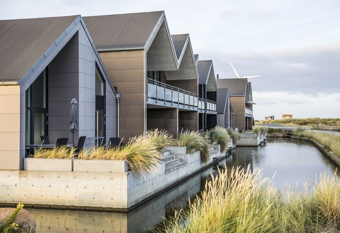 Dronefoto af Langsand Langs Vand